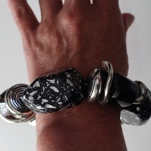 Beautiful large beads stretch fit bracelet.